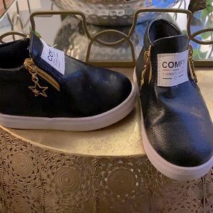 Little girls black Comfy Kids boots! Size 8!